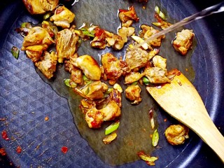 11、暖心鸡汤,加入清水，完全没过鸡肉，小火慢炖3分钟；