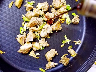9、暖心鸡汤,再加入生抽，继续翻炒；