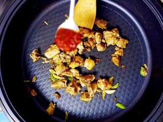 10、暖心鸡汤,加入一勺豆瓣酱，不断翻炒；