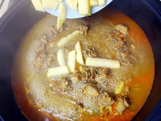 12、暖心鸡汤,加入土豆条，炖2分钟；