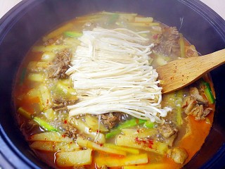 14、暖心鸡汤,再加入金针菇，小火炖3分钟；