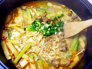 16、暖心鸡汤,加入蒜苗，翻炒均匀；