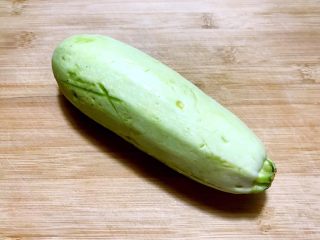 1、香煎西葫芦鸡蛋饼,西葫芦清洗干净