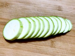 2、香煎西葫芦鸡蛋饼,切成薄片