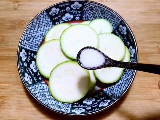 3、香煎西葫芦鸡蛋饼,加入精盐