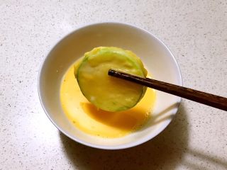 10、香煎西葫芦鸡蛋饼,煎至一面金黄的时候，把西葫芦片取出来再裹一层鸡蛋液