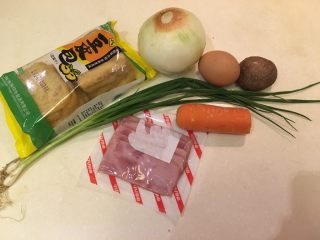 1、花样豆皮饭团,只做一人份,材料要斟酌分量。