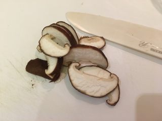 2、花样豆皮饭团,香菇洗净去蒂切薄片