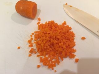 4、花样豆皮饭团,红萝卜切细丁,大小与洋葱丁一样即可