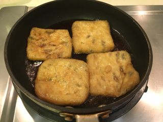 11、花样豆皮饭团,豆皮加入,煮开入味