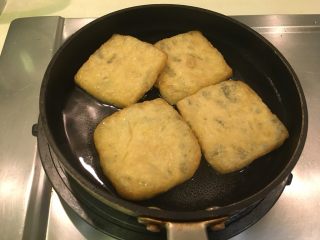 8、花样豆皮饭团,放入豆皮洗烫掉多余的油