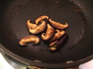 17、花样豆皮饭团,加香菇片小火翻炒到香菇变软,酱汁收干即可,捞出备用