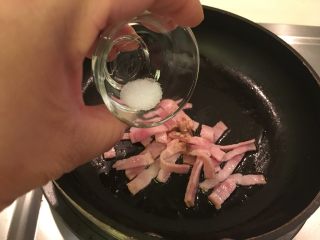 20、花样豆皮饭团,加入培根、盐、胡椒粉,炒香