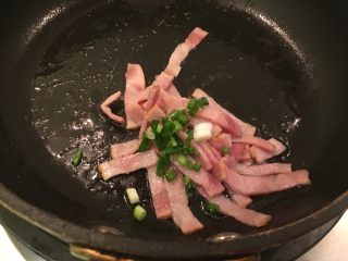 21、花样豆皮饭团,加入葱末混合均匀即可,捞出备用