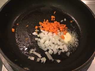 24、花样豆皮饭团,加入洋葱、红萝卜丁、盐、胡椒粉,炒香