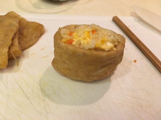 31、花样豆皮饭团,整理一下缘口,向内折入。蛋炒饭饭团!✌️