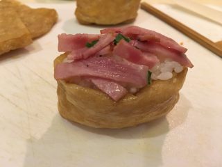 33、花样豆皮饭团,将炒好的培根摆上!培根豆皮饭团!✌️