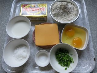 1、超快速面包--切达芝士香葱司康,准备好所用材料