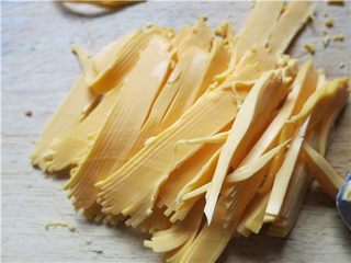 2、超快速面包--切达芝士香葱司康,切达片切丝