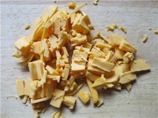 3、超快速面包--切达芝士香葱司康,再切成段呈颗粒状