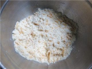 5、超快速面包--切达芝士香葱司康,先用手捏再用双手搓，搓成松散的粗粉状