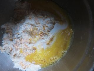 7、超快速面包--切达芝士香葱司康,将牛奶和蛋液放入