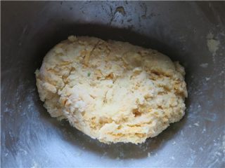 8、超快速面包--切达芝士香葱司康,用刮刀拌和均匀