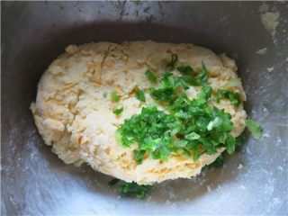 9、超快速面包--切达芝士香葱司康,放上香葱碎