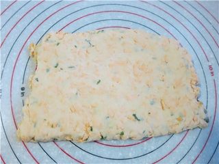 12、超快速面包--切达芝士香葱司康,最后擀成1.5cm后的面片