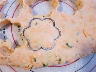 13、超快速面包--切达芝士香葱司康,用模具压出来，能压出12个左右