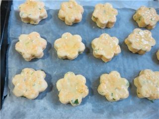 14、超快速面包--切达芝士香葱司康,烤盘铺油纸，放上切好的面团表面刷蛋液