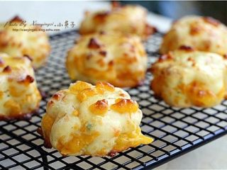 16、超快速面包--切达芝士香葱司康,出炉放在烤网上放凉