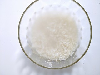 3、香芋双米粥,大米洗干净备用