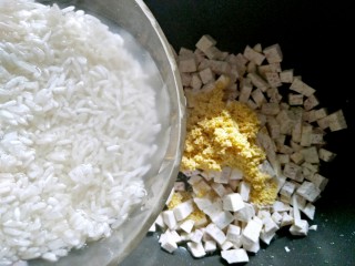 8、香芋双米粥,再倒入大米