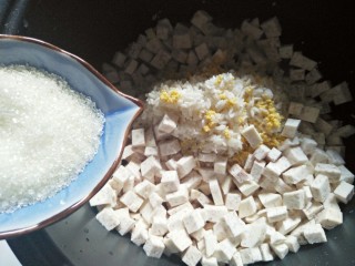 9、香芋双米粥,加入少许糖(喜欢咸味的也可以换成盐)