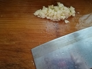 1、红烧冬瓜,蒜瓣切碎