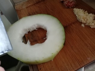 4、红烧冬瓜,冬瓜洗干净，去皮