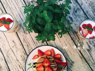 1、坚持做早餐的200天,草莓松饼&草莓杯壁酸奶