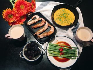 45、坚持做早餐的200天,海盐烤阿根廷红虾~白灼芦笋~奶茶~青椒蛋饼