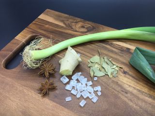 1、红烧肉,辅助食材,葱姜、八角、香叶、冰糖。