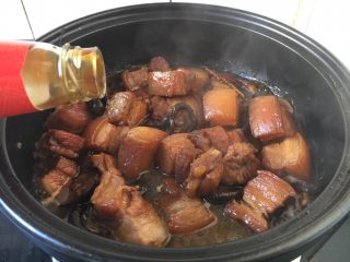 16、红烧肉,30分钟后放入1勺蚝油。
