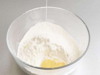 1、榴莲芝士火焰薄饼,面粉加一个鸡蛋，少量盐，酵母，和成面团