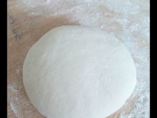 2、榴莲芝士火焰薄饼,面团放到面盆醒一个小时，发起来，特别松软，有孔就可以了。这期间把榴莲肉打成泥状，备用。