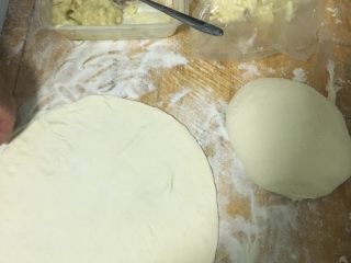 3、榴莲芝士火焰薄饼,取一小块面，揉成小面团，擀成三毫米薄的饼。