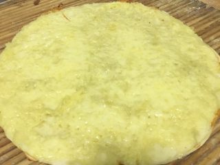 5、榴莲芝士火焰薄饼,三分钟后，看到饼底已经稍微有点伽了，就可以拿出来了。