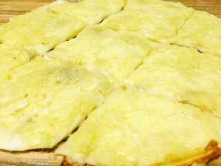 6、榴莲芝士火焰薄饼,横竖切几刀，就可以来吃啦。