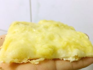 7、榴莲芝士火焰薄饼,美味的榴莲芝士火焰薄饼就做好了，要是用烤箱做会更美味，我没有烤箱，就用电饼铛凑合了，依旧美味，回味无穷，趁热吃，饼的酥脆加上榴莲芝士的完美结合，简直流口水????????????