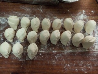 1、家庭版鲜肉包,皮子大小在28克左右