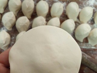 2、家庭版鲜肉包,擀皮中间厚边上薄