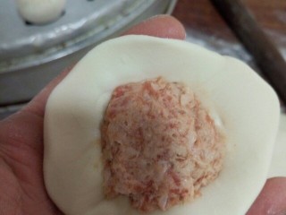 3、家庭版鲜肉包,馅放中间压实